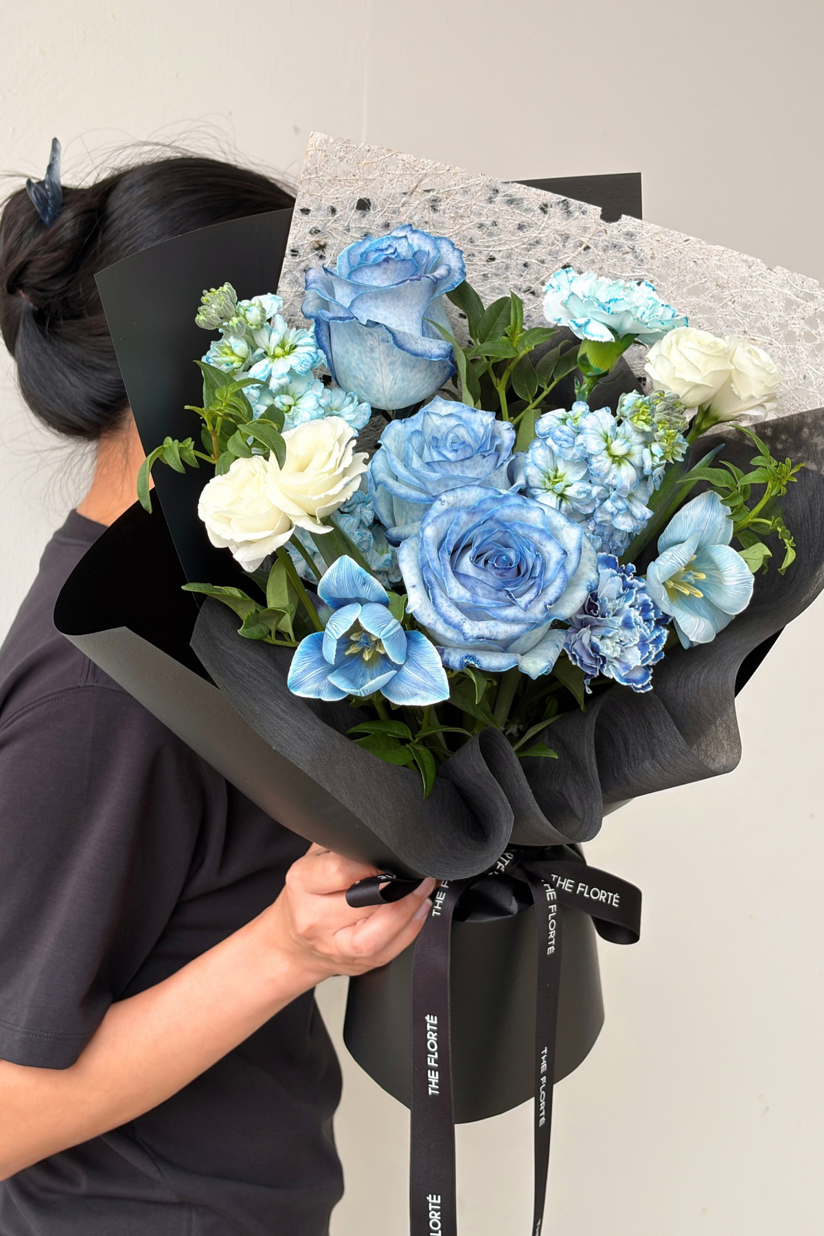 Blue Dawn, Bouquet